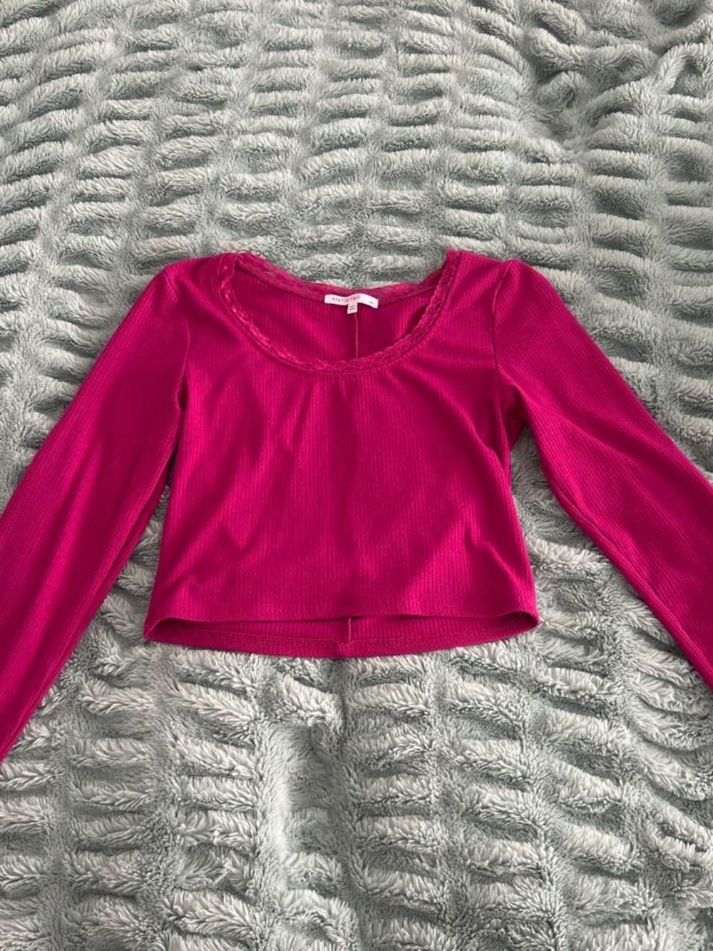 Cropped Long-Sleeve Ribbed Top in Fuchsia